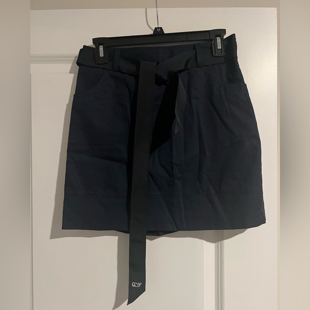 Vineyard Vines Navy Skirt w tie